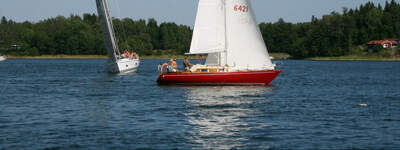 Linjett 30 från Rosättra Båtvarv under segling.
