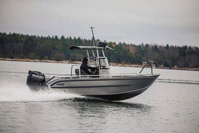 Arronet 20 5 SPT under gång, sedd snett framifrån från babord.