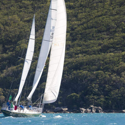 Nautor’s Swan 65-003 Sayula II under segel i kustvatten.