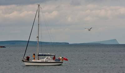 Hallberg-Rassy 36 Mk I på väg in vid Grutness Voe, Shetland. Foto: Ronnie Robertson