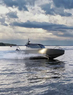 G-Force 8 Cabin i fart, sedd snett förifrån.