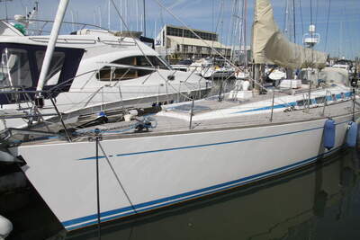 Nautor Swan 56 Akarana 3 förtöjd i hamn. Foto: Yachty4000 (Henry Thorpe enligt bildens metadata)