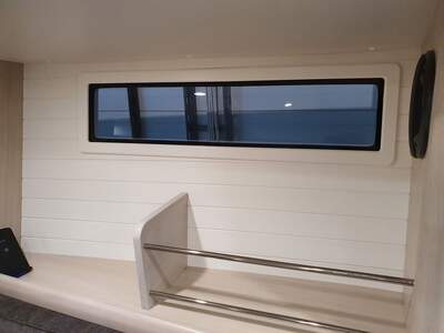 Interiördetalj med skrovfönster i Arcona 385.