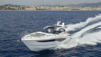 Galeon 485 HTS, officiell exteriörbild från akterlig vinkel.