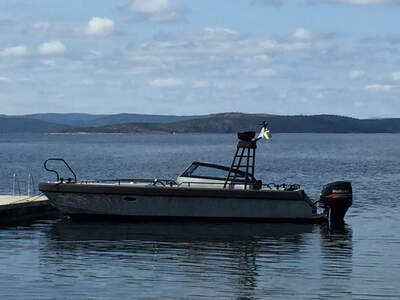 Vector 85 i öppen däcksversion, förtöjd på vatten.