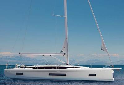 BAVARIA C46 under segel, fotograferad från babord med den karakteristiska V-formade fören och chine-skrovet.