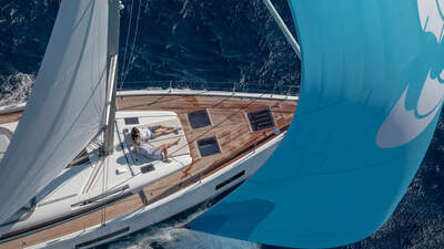 Detaljbild av Oceanis Yacht 54 under spinnaker. Foto: Gilles Martin Raget