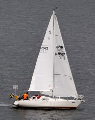Scampi 30, Peter Norlins svenska halvtonnare, under segel. Foto: Bengt Oberger