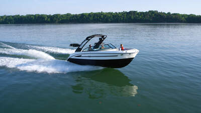 Sea Ray SDX 230 Surf – officiell produktbild i liggande format.