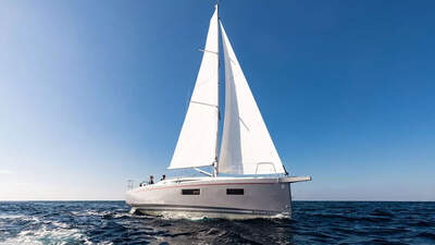 Beneteau Oceanis 34.1 under fulla segel på öppet vatten.