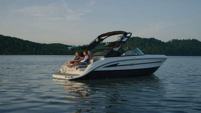 Sea Ray SDX 230 Surf – officiell lifestylebild från Sea Rays produktmaterial.