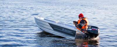 Närbild av Realcraft 370 från aktern under körning.
