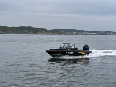 UMS 585 Fishing, vy över fördäck och sittbrunn.