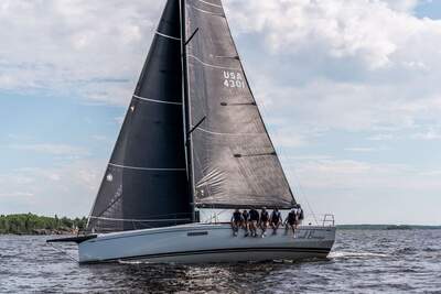 ClubSwan 43 under segel, sedd från akterlig vinkel.