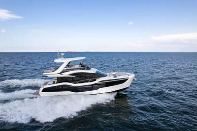 Galeon 560 FLY i profil under gång.