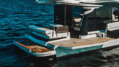 Galeon 410 HTC under gång, fotograferad från babord akter.