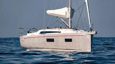 Beneteau Oceanis 34.1 sedd från styrbord akterut under gång.