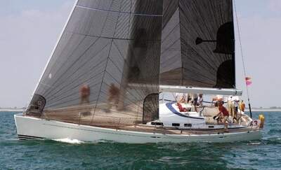 X-Yachts X-43 under segel, fotograferad från styrbords låring.