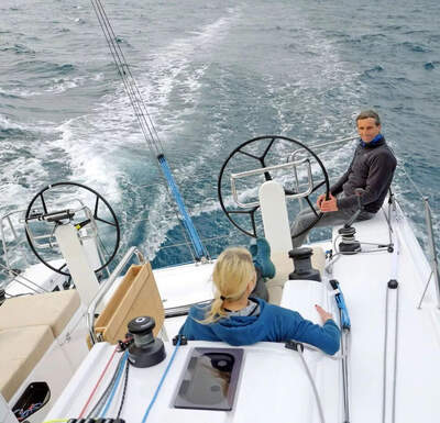 Bénéteau First 36 i cruisinglayout med sittbrunnsbänkar och bord.