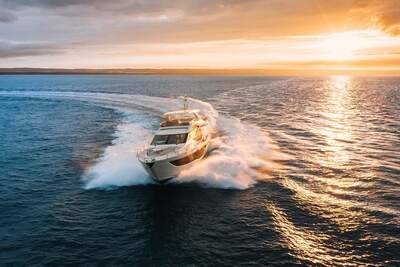 Galeon 800 FLY, vy över aktercockpit och badplattform.