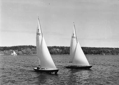 5 Metre-båtarna Hazard och Maribell under kappsegling. Foto: Oscar Norberg / Sjöhistoriska museet