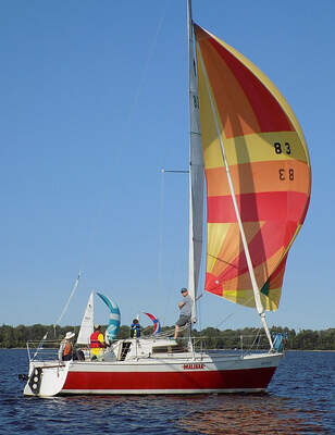 C&C Mega 30-segelbåten Malibar med spinnaker. Foto: Ahunt