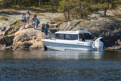 TG 7.9 Supreme vid en klippig naturhamn.