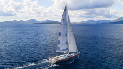 Beneteau Oceanis 52 under segel i skärgårdsmiljö.