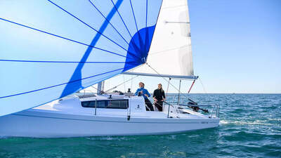 Beneteau First 24 under segel, sedd från babordssidan.