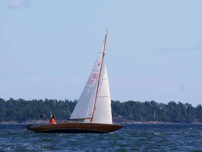 Neptunkryssare under segling i Stockholms skärgård. Foto: EnDumEn