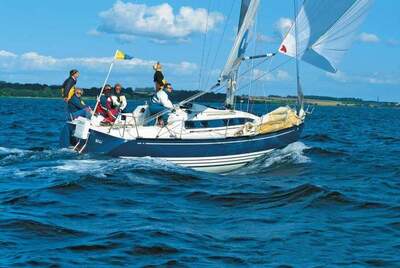 X-Yachts X-332 under segel på kryss i skärgårdsmiljö.