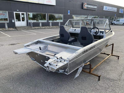 UMS 485DC Fishing Edition sedd snett akterifrån på trailer.