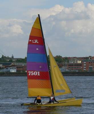 Hobie 18 under segel på Kielerfjorden. Foto: VollwertBIT