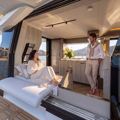 Galeon 520 FLY med fokus på övergången mellan salong och akterdäck.