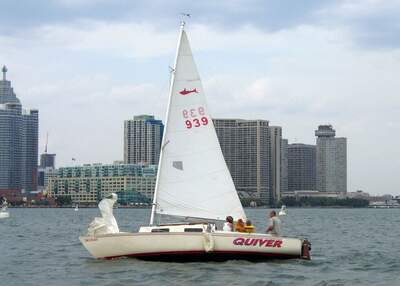 Hinterhoeller Shark 24 under segling på Lake Ontario framför Toronto. Foto: Sean Biehle