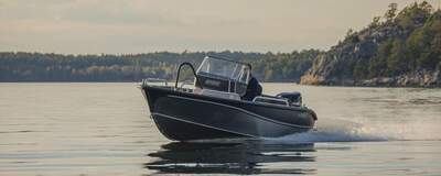 Arronet 18.5 SP under gång i skärgårdsmiljö.