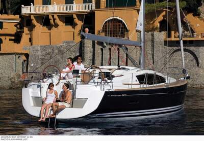 Jeanneau Sun Odyssey 44 DS under gång, sedd från sidan. Foto: Jean-Marie Liot