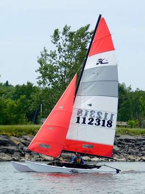 Hobie Cat 16 under segling på Lac Deschênes, Ottawa River. Foto: Ahunt