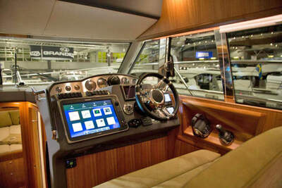 Nedre styrplats med Raymarine-utrustning i Nord West 430 Flybridge.