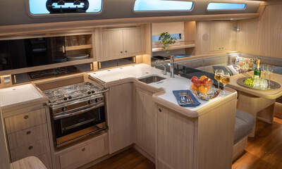 Salong och pentry i en Arcona 435 Mk II med uppgraderad ljus ekinredning.