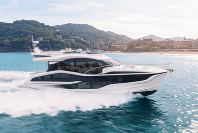 Galeon 520 FLY, vy från fören under gång.