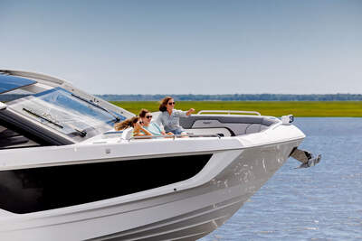 Galeon 375 GTO – officiell bild av förlounge och walkarounddäck.