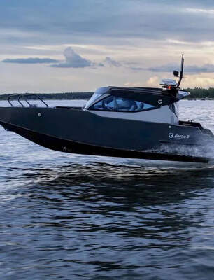 G-Force 8 Cabin i profil på öppet vatten.
