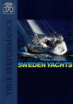 Sweden Yachts 370 seglar sedd akterifrån, återgiven på modellens originalbroschyr.