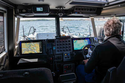 Förarplats och navigationsinstrument i Vector 90 ProWorks styrhytt.