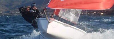 Beneteau First 14 SE, officiell bild av skrov och seglingslayout.