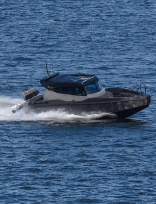 G-Force 10 Pleasure i profil under gång på öppet vatten.