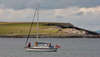 Hallberg-Rassy 36 Mk I i kustlandskap vid Shetland. Foto: Ronnie Robertson