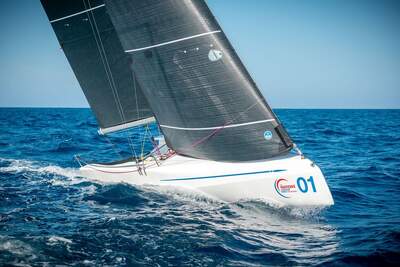 ClubSwan 28 under undanvind med gennaker hissad.