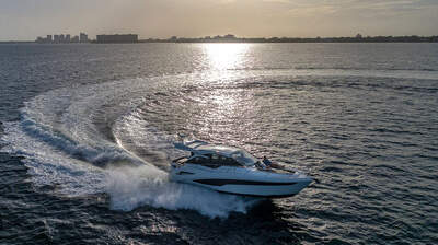 Galeon 425 HTS, officiell produktbild.